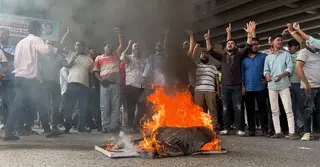 গাজীপুর ৬ আসন পুনর্বহালের দাবিতে টায়ার জ্বালিয়ে মহাসড়ক অবরোধ